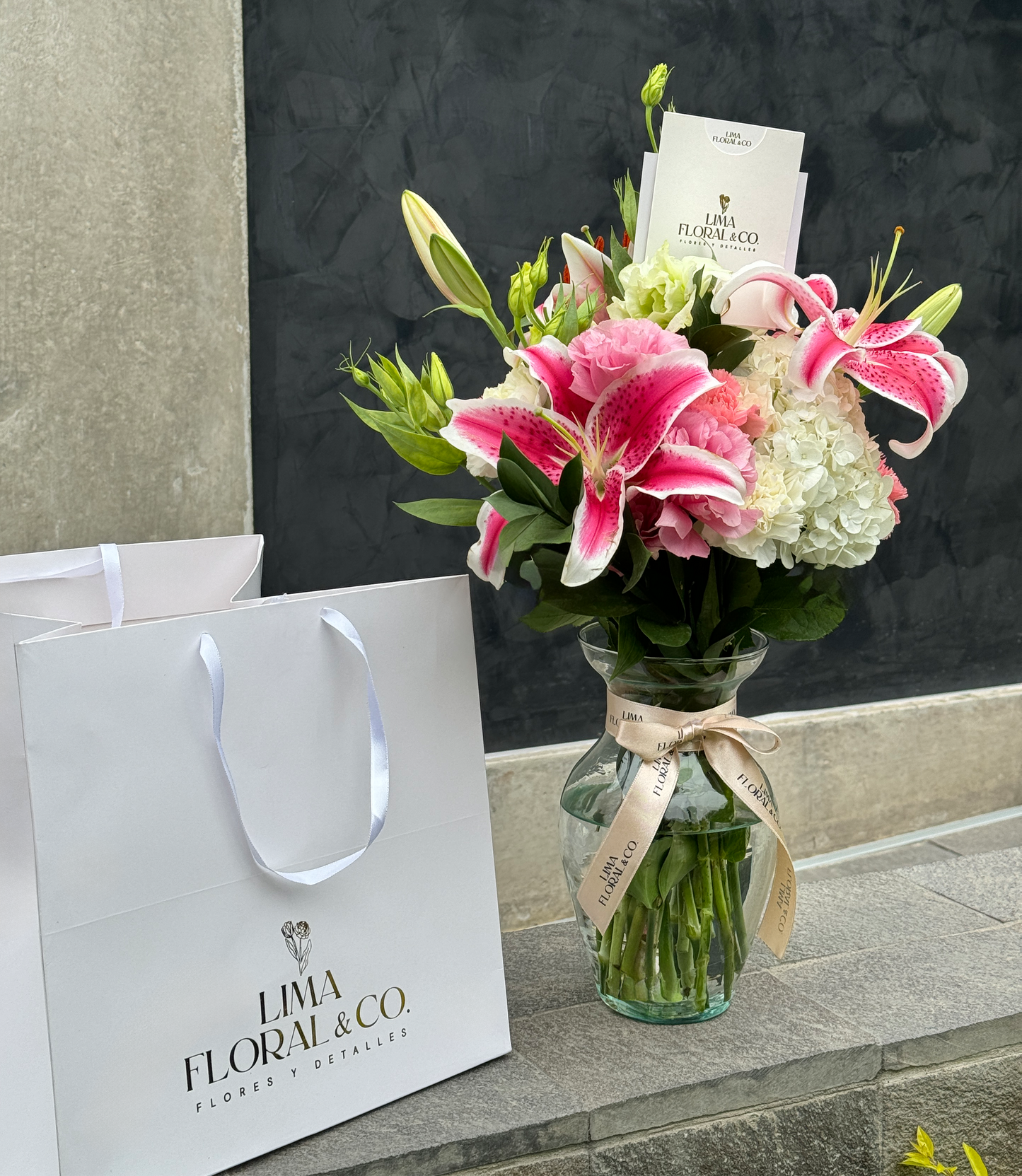 Jarrón Garden: Lirios, Lisianthus, Claveles y Rosas