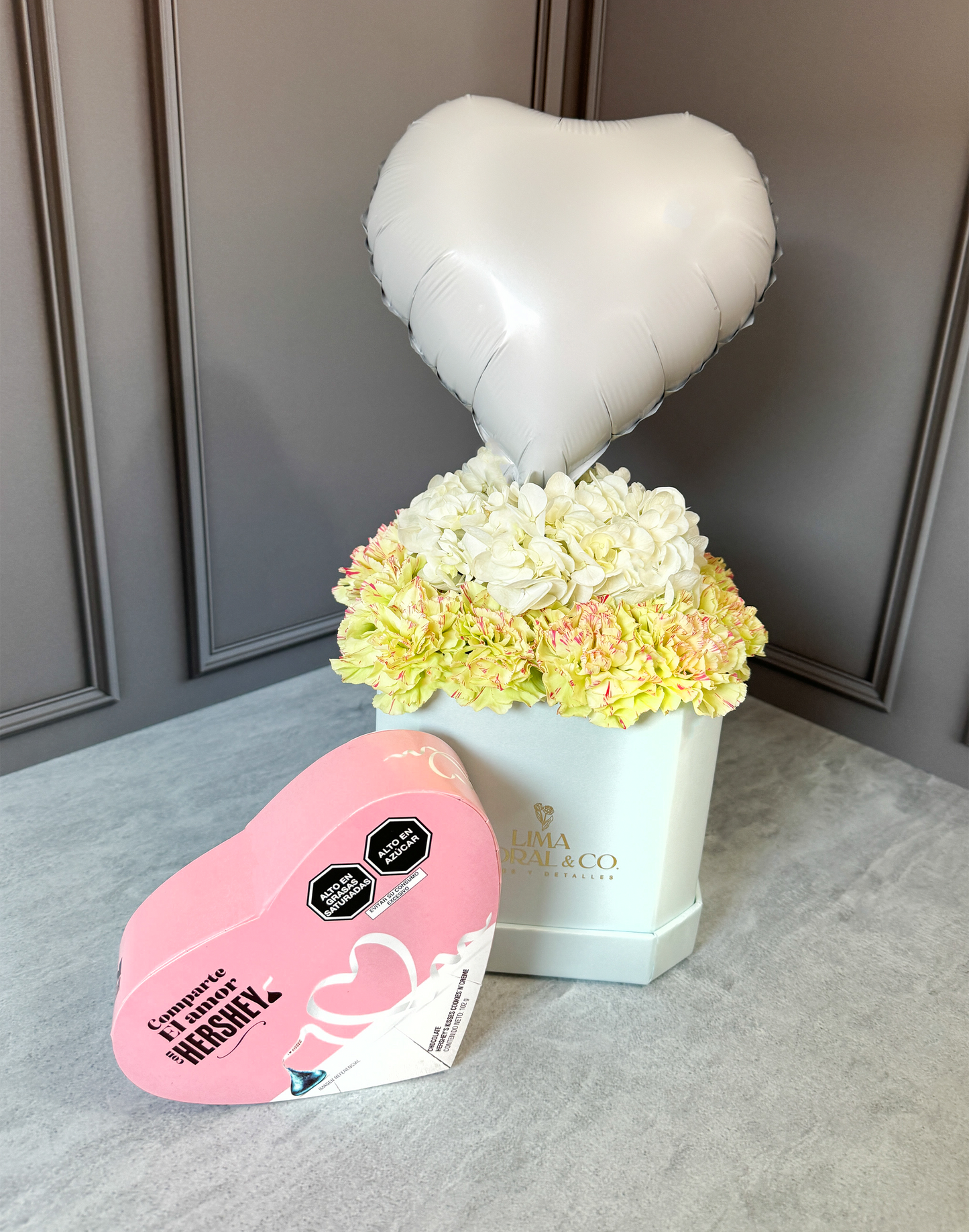 Box Sweetness: Mini box de claveles importados y hortensias de vivero + chocolates