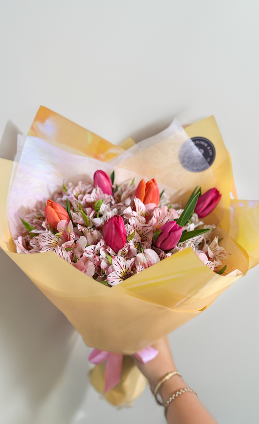Ramo Marissa: tulipanes y astromelias