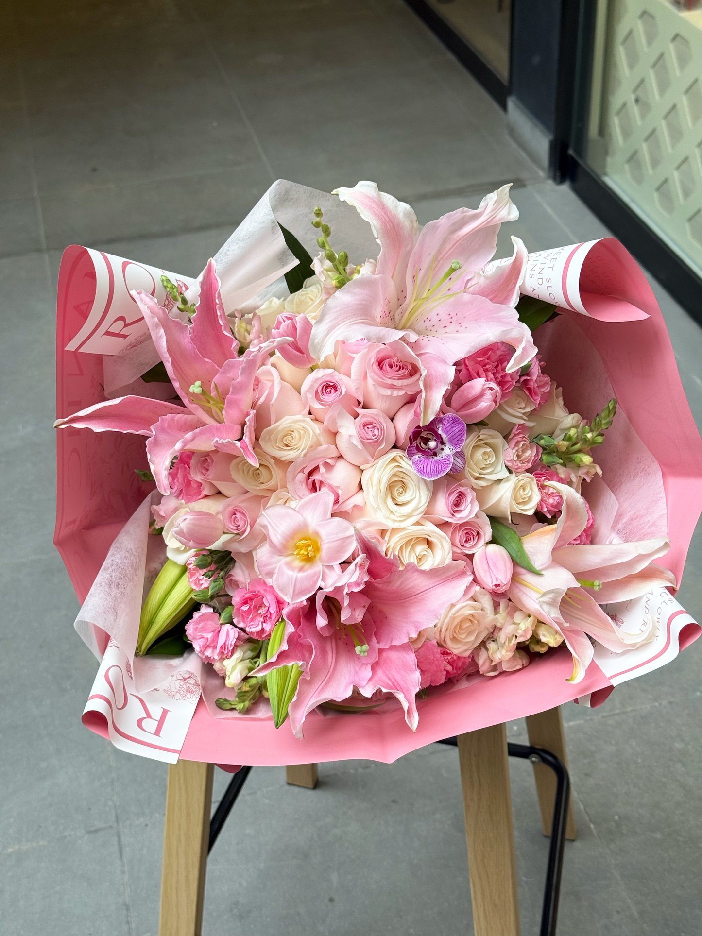 Ramo Olivia : extra grande lirios, rosas y tulipanes