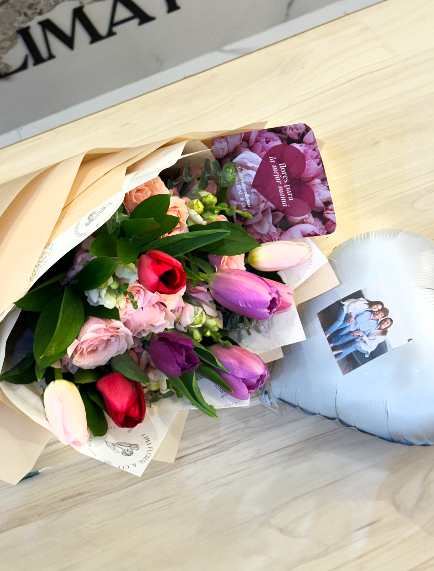 Ramo Sara: tulipanes y mini rosas