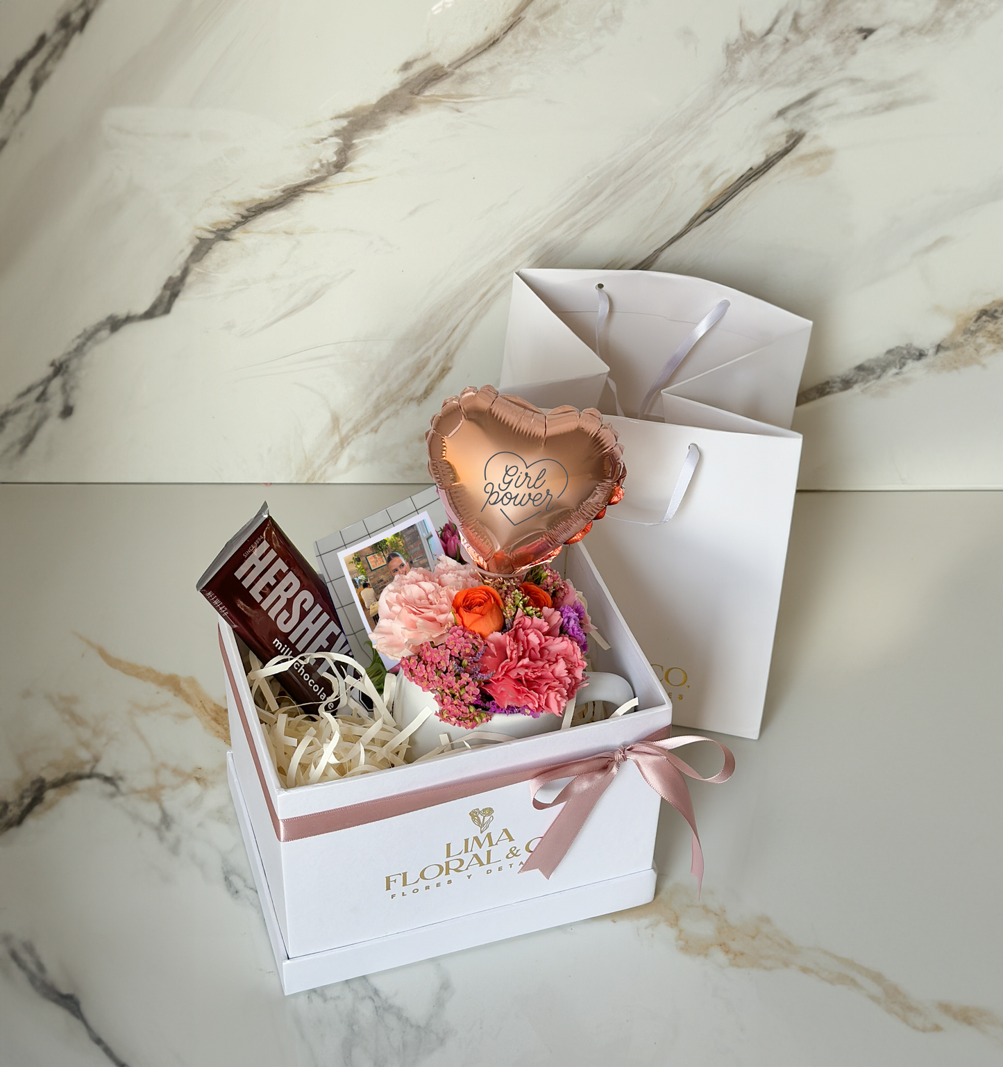 Gift Box Hersheys: taza floral y chocolates.