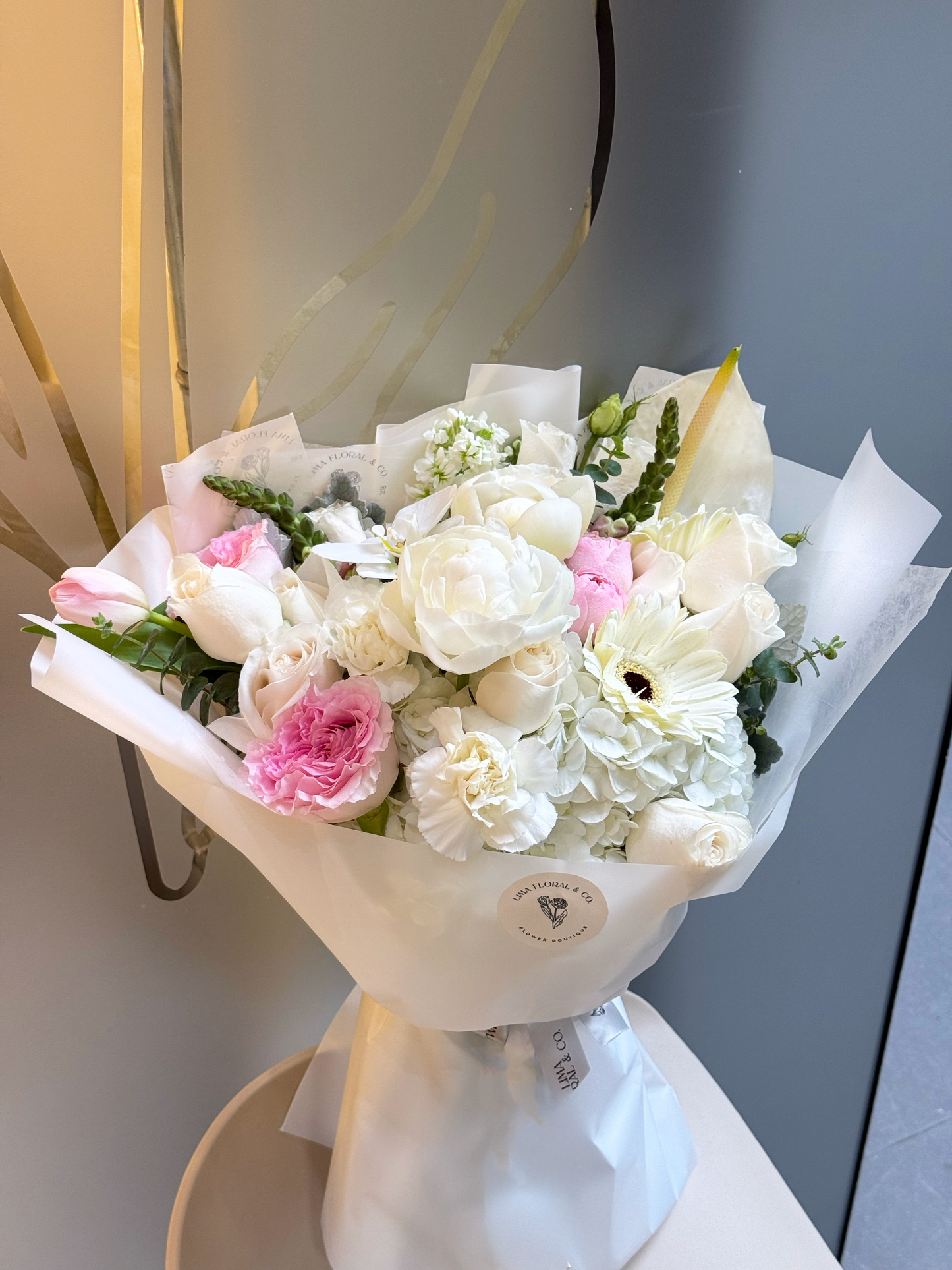 White Peony: Peonias blancas en ramo