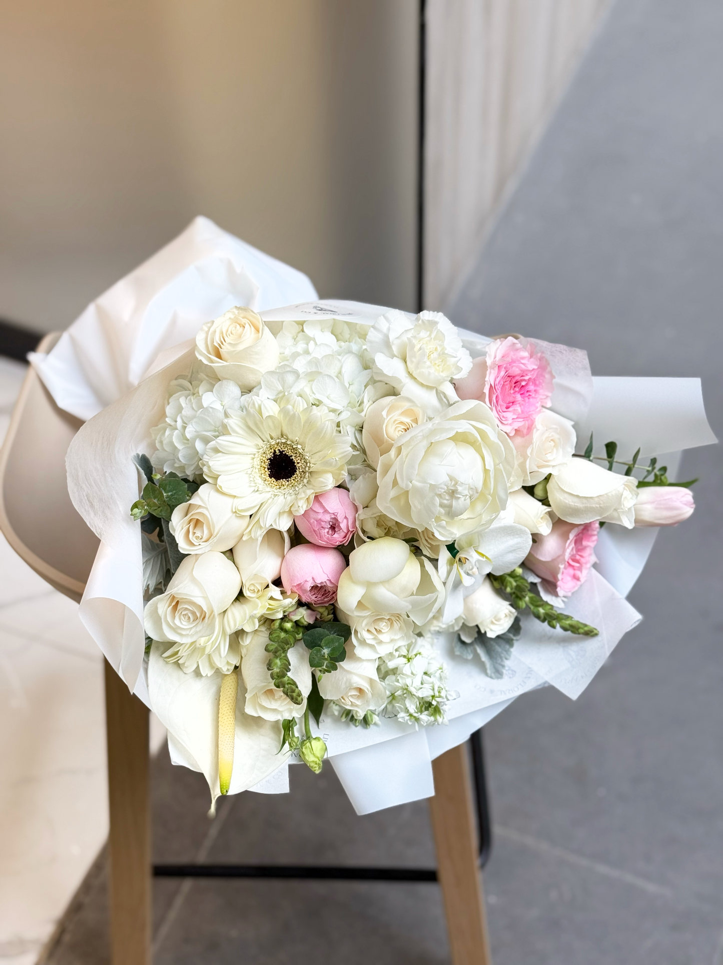 White Peony: Peonias blancas en ramo