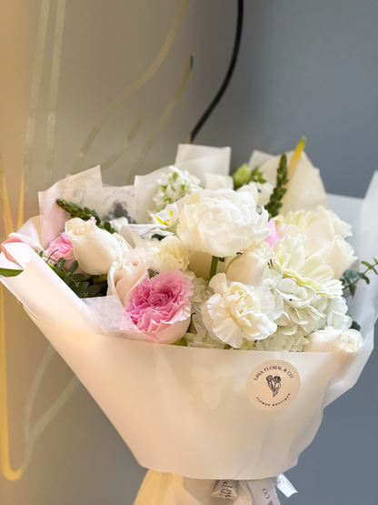 White Peony: Peonias blancas en ramo